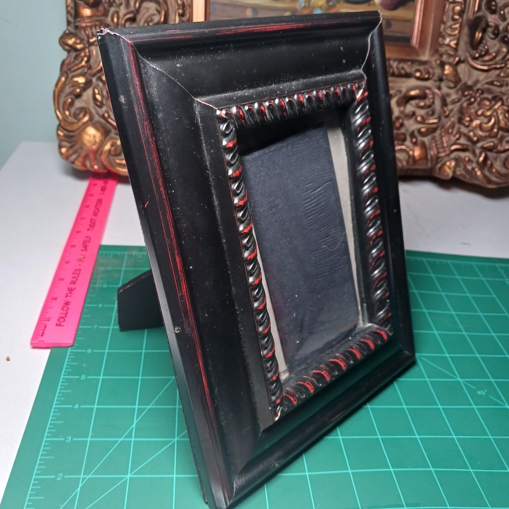 Green Tree Gallery Black Red Distressed Photo Frame Table Easel 9.5x7.5 - Picture 2 of 4